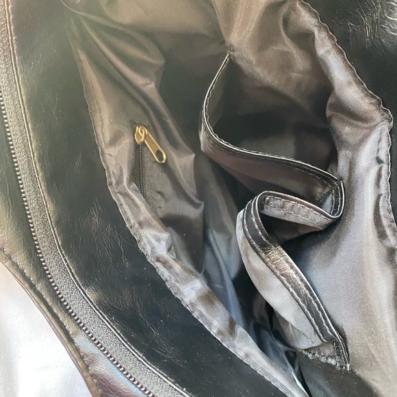 Black vinyl Bag, zipper closure - Picture 6 of 10